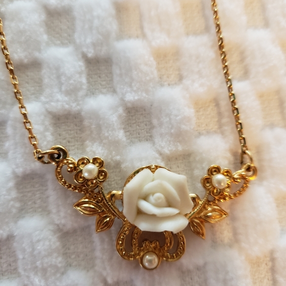 Jewelry - Victorian style necklace